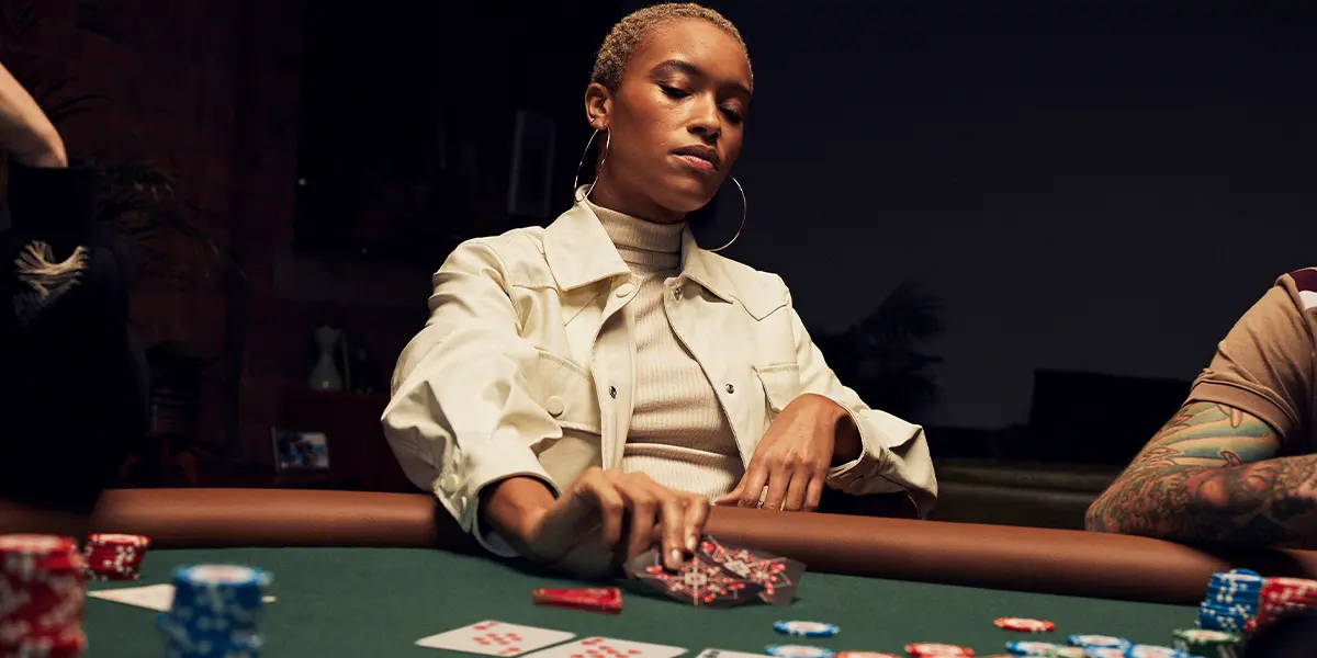 Focused poker player calmly playing a hand, demonstrating emotional control and avoiding tilt