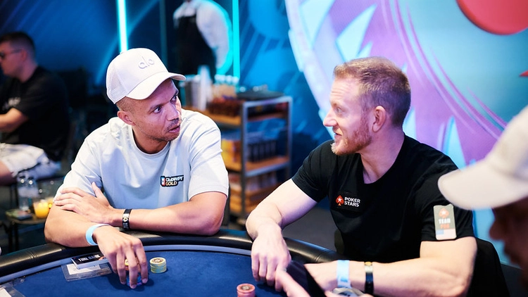 jason koon talking to phil ivey at ept barcelona