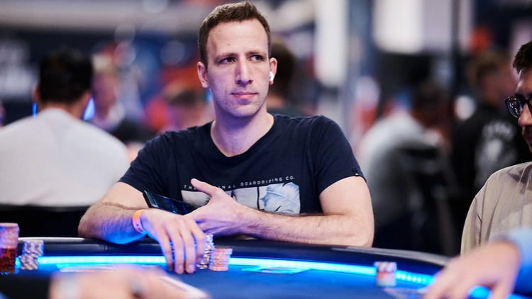 Jugador sentado ante fichas en una mesa de poker en la fotografía de archivo utilizada para la cobertura de Benny Glaser